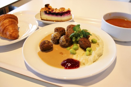 IKEAのレストランは好きな料理を選んで取るスタイル