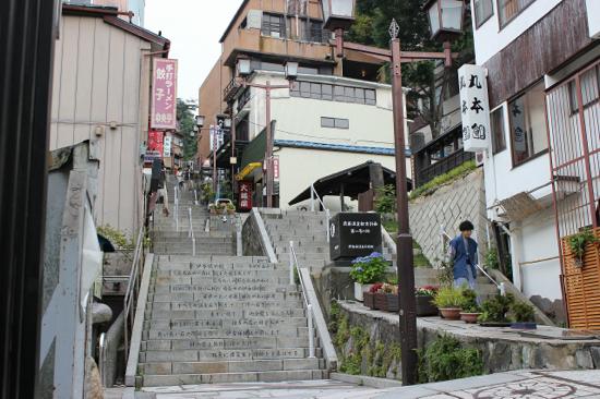 階段に刻まれているのは与謝野晶子の詩。