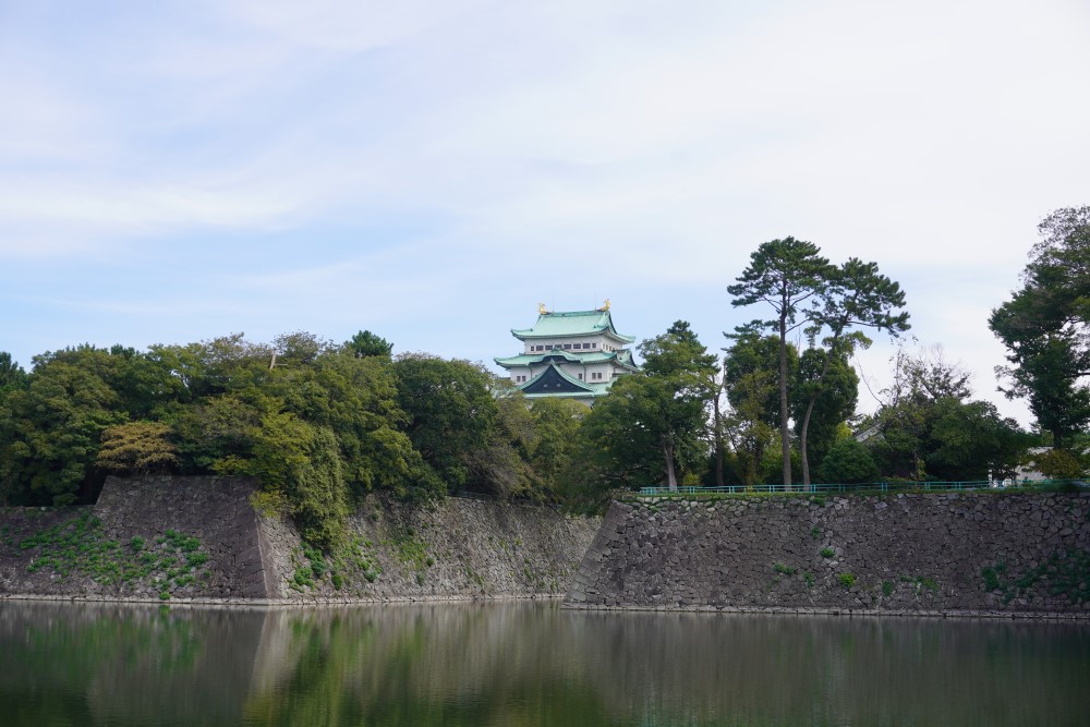 お堀の向こうに見える名古屋城。お堀沿いもドライブできる