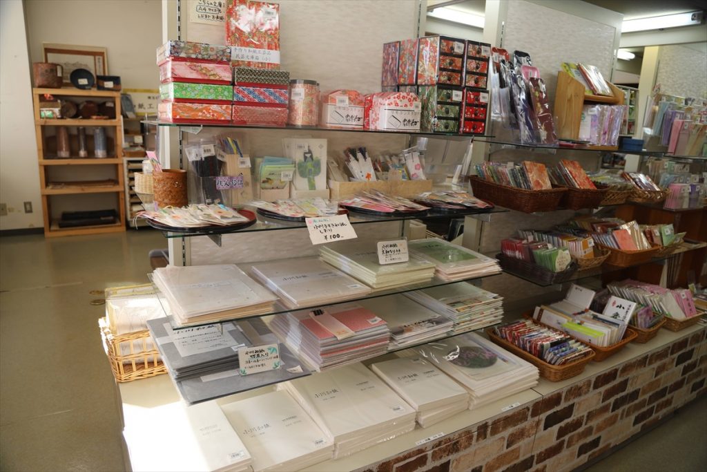 「おみやげ処　工芸の里物産館」では、便せん・障子紙・折り紙などが購入できる。さまざまな和紙製品も並んでいた