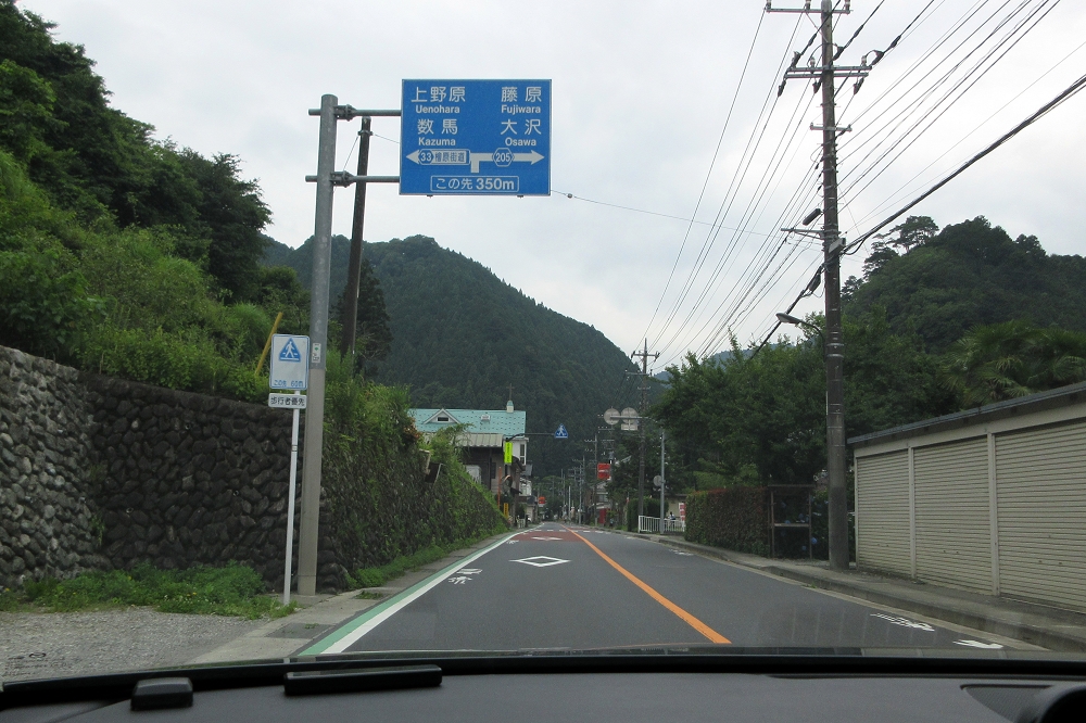 カーナビの指示通り、八王子ICから中央自動車道を下りて、都道169号で西へと進むルート。八王子ICから神戸岩まで1時間ほどの道のり