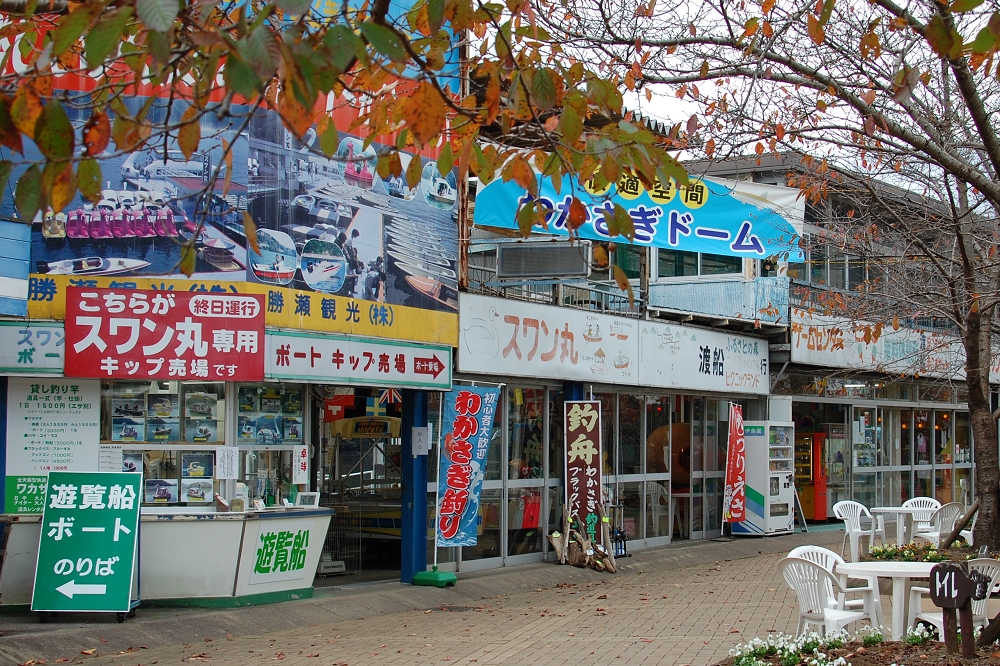 公園の一角には昭和を感じさせる売店が軒を連ねる。店内には多くのレトロゲームが揃えられており、こちらを目当てに訪れるファンも多い