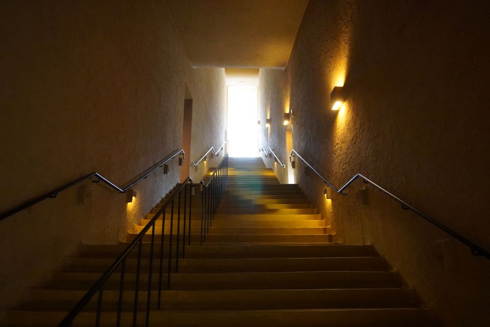 少し薄暗い大階段を登りきると、4階の展示室が広がる