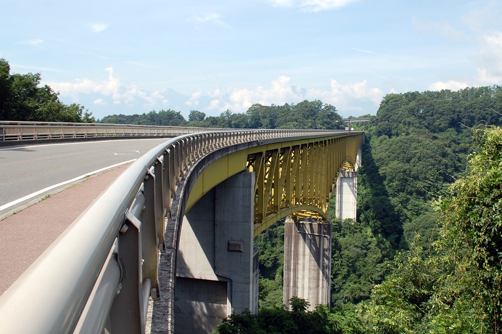 「北詰展望駐車場」から見た八ヶ岳高原大橋。「黄色い橋」とも呼ばれている