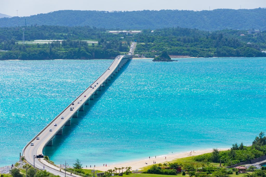 キラキラ輝く海に浮かぶ「古宇利大橋」は、沖縄感が味わえると島内屈指の人気の観光スポット