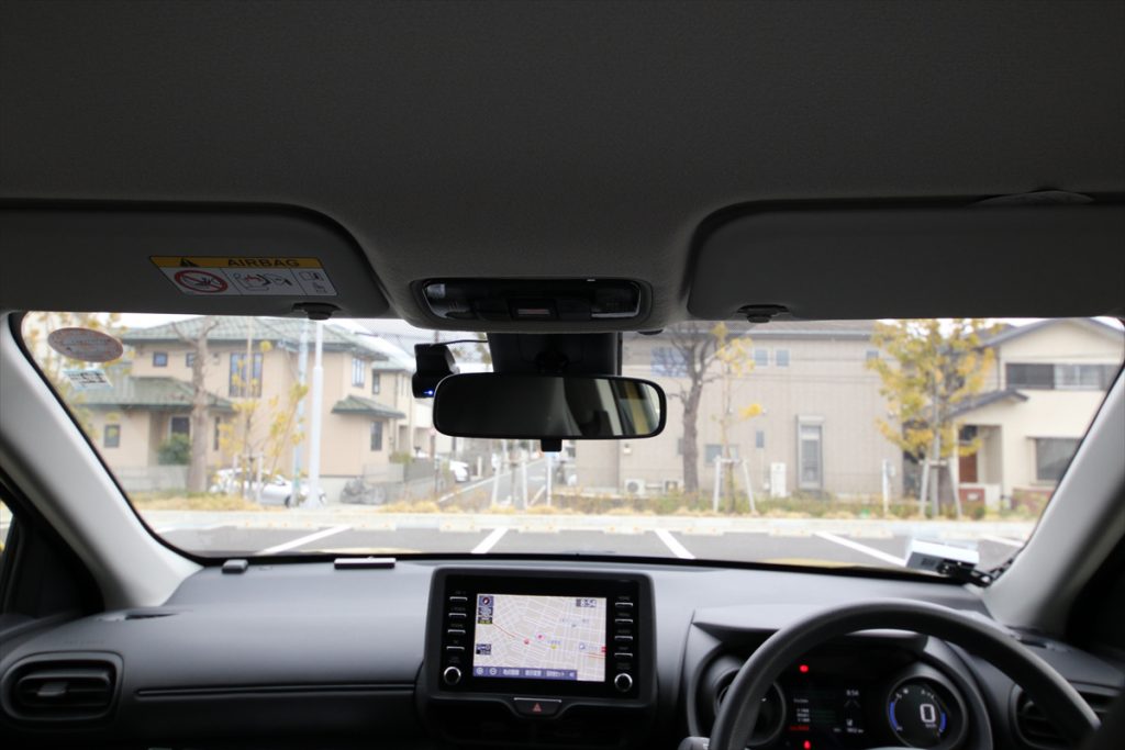 「ヤリス」より少し高い視点により、前方視界は良好。車体もコンパクトなため、車両感覚がつかみやすい