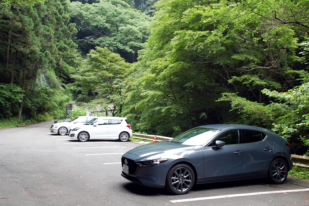 神戸岩見学者用駐車場には、約10台分のスペースが確保されている