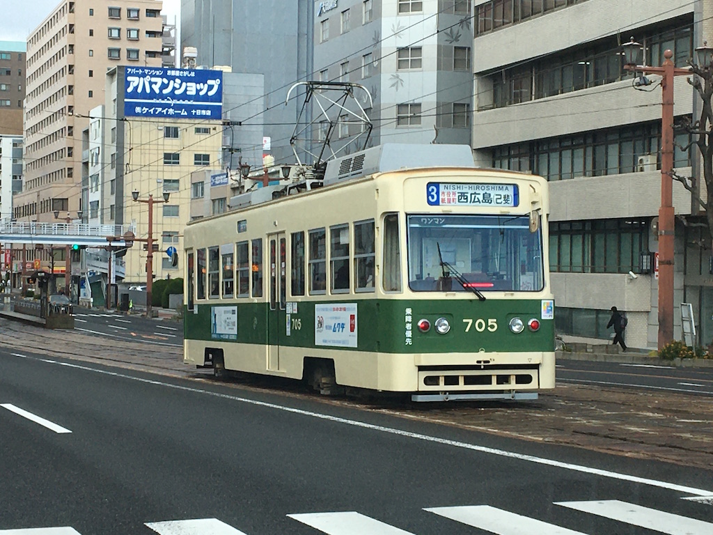 ドライブ中に広島市内を走る路面電車を発見。レトロな車両も多く、見る人を楽しませる
