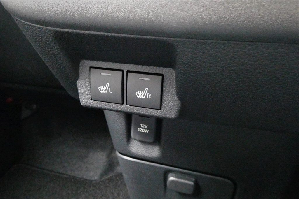 運転席と助手席にはシートヒーターも装備。シフトノブの下部にあるスイッチで操作する