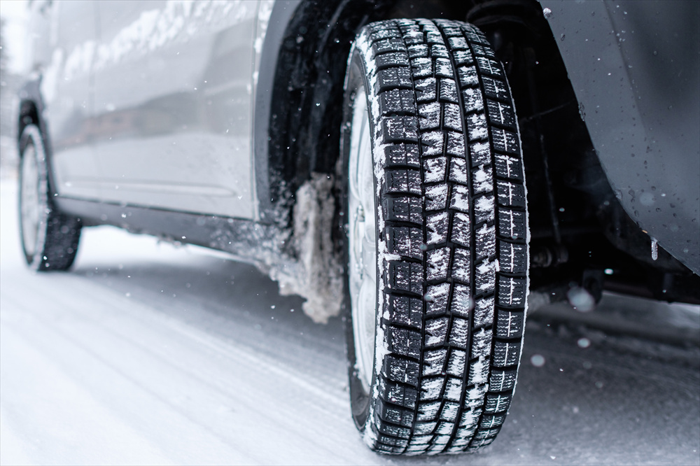 スタッドレスタイヤでも雪道や凍結路は滑りやすいので注意