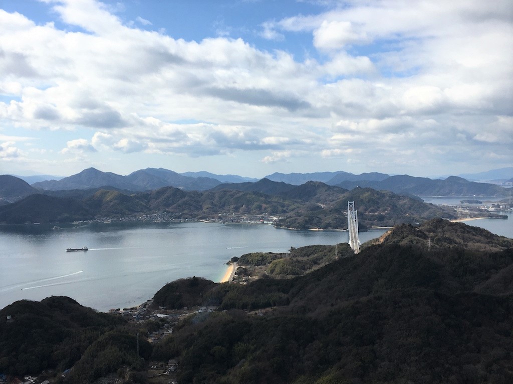 頂上からの風景。因島へと繋ぐ「因島大橋」が見える