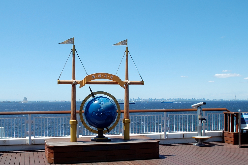 5階の川崎側展望デッキに設けられた地球儀のオブジェ。この日は天気が良く、スカイツリーがよく見えた（画像右端）