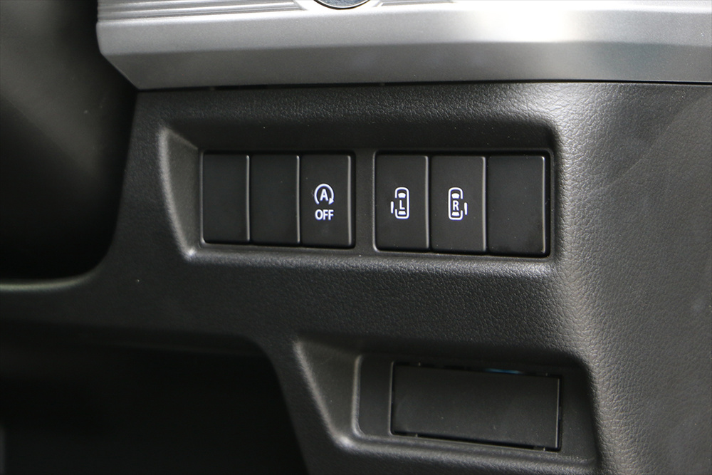 電動スライドドアの開閉操作は、運転席右にあるスイッチで行う