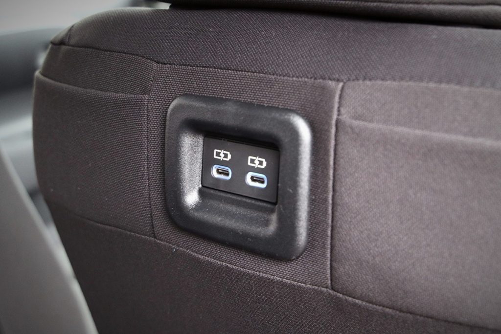 運転席の背面にはType-C USBジャックと、スマホが入るサイズのポケットが