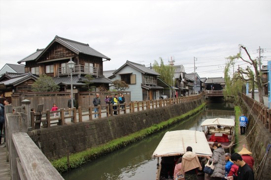 小野川を中心に江戸や明治時代から残る建物が広がっている