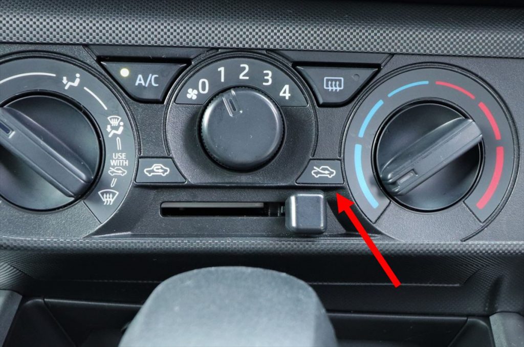 「ライズ」のモードの切り替えはレバー式。風を示す矢印が外から車内へ向かっているのが外気導入モード