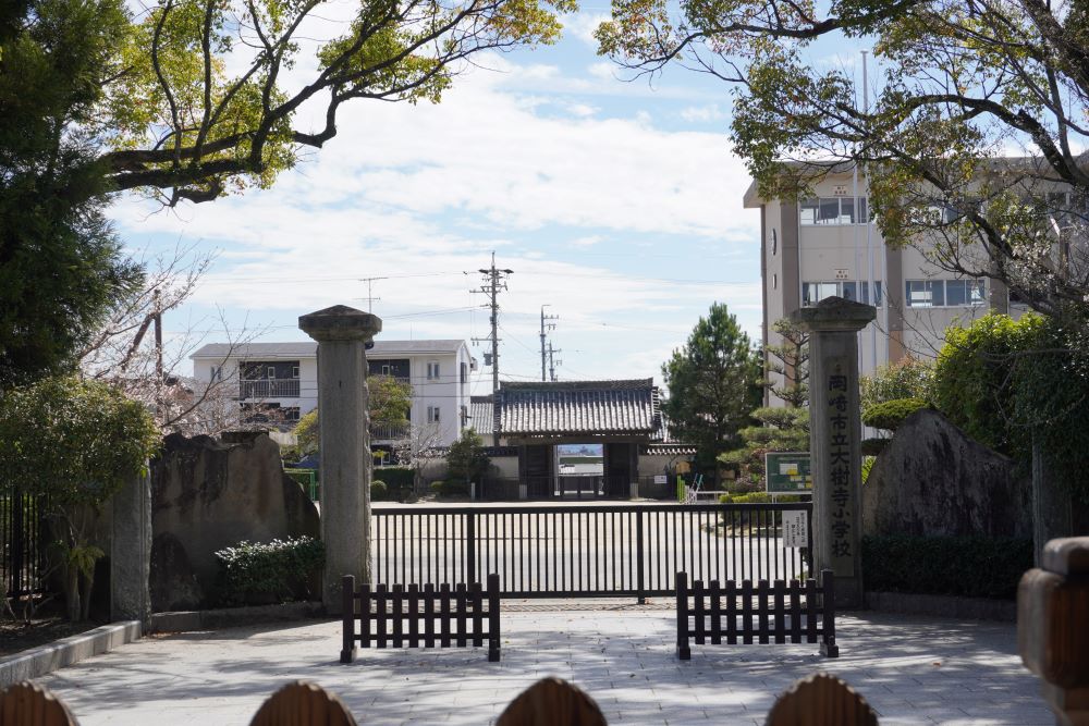 境内から山門と総門（現在は大樹寺小学校の南門）を通して、真ん中に岡崎城が見える
