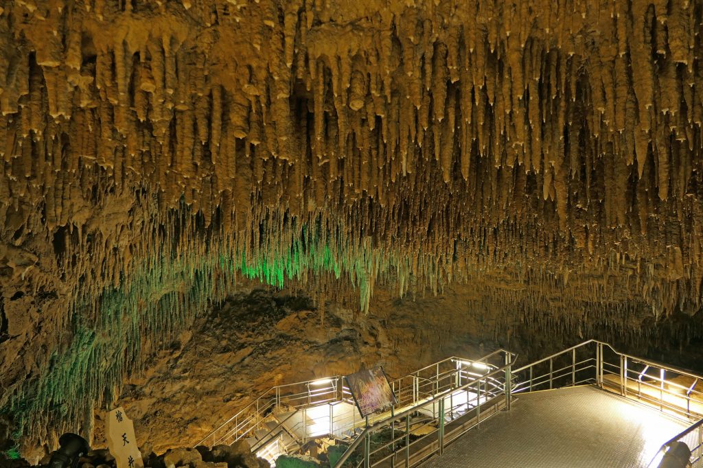 約30万年の年月をかけて創られたという鍾乳洞・玉泉洞は、国内最大級の規模を誇る