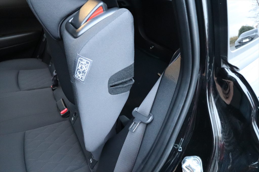 シートベルトがシートの裏側に隠れたり挟まったりしないように注意する