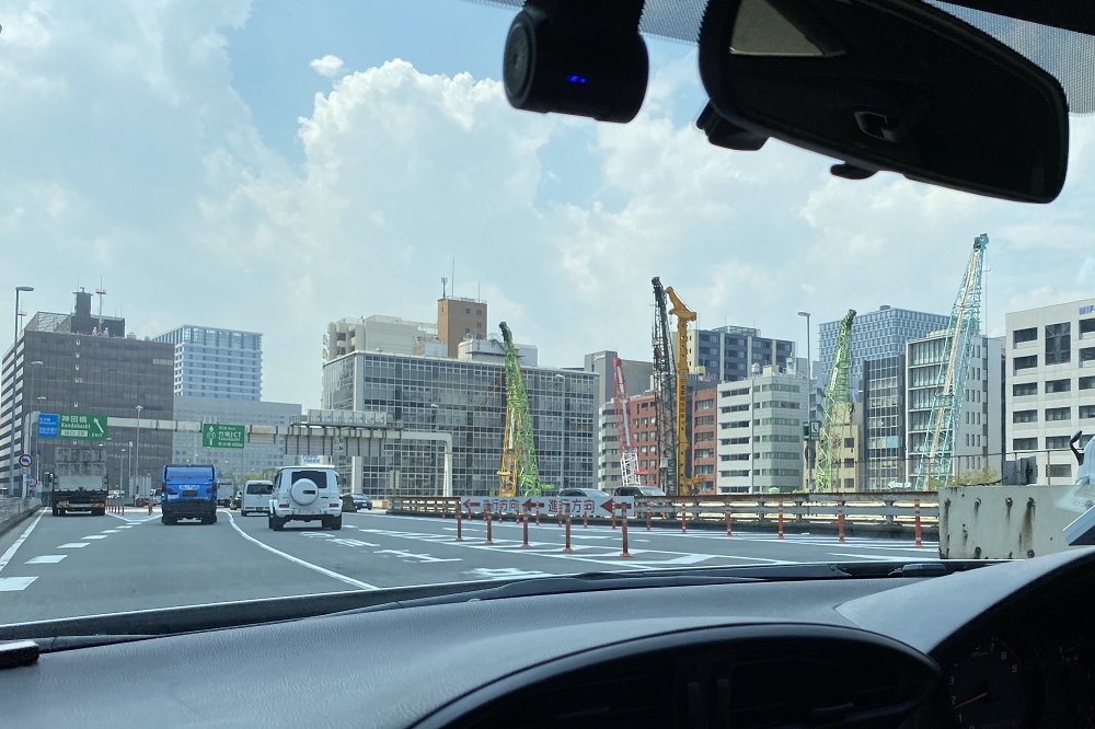 神田橋JCTを過ぎると、再び空が広く、見晴らしのいい景色に変わる