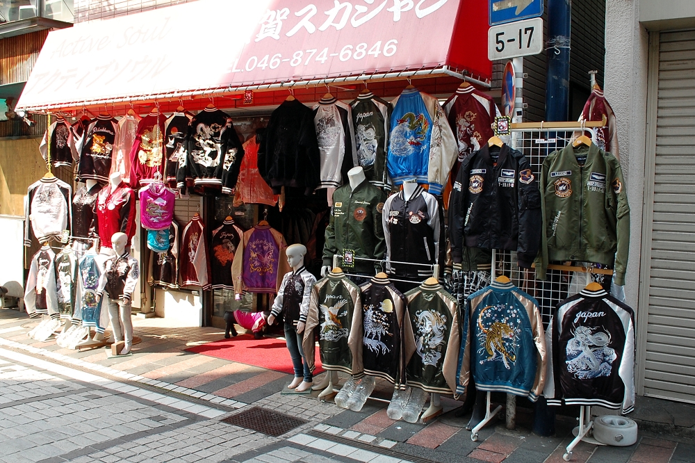 スカジャンは「横須賀ジャンパー」の略（諸説あり）。ドブ板通りにはスカジャンの専門店が多数、営業している