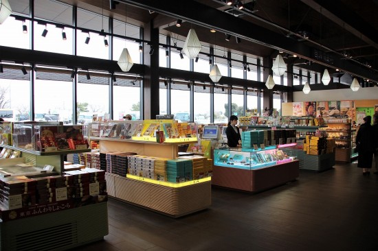 東京や埼玉の有名菓子やオリジナル商品が並ぶ「旬撰倶楽部」