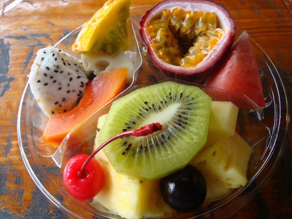 沖縄ならではの新鮮な南国フルーツは、弾けるようなおいしさ。「フルーツ盛り合わせ」（税込み600円）