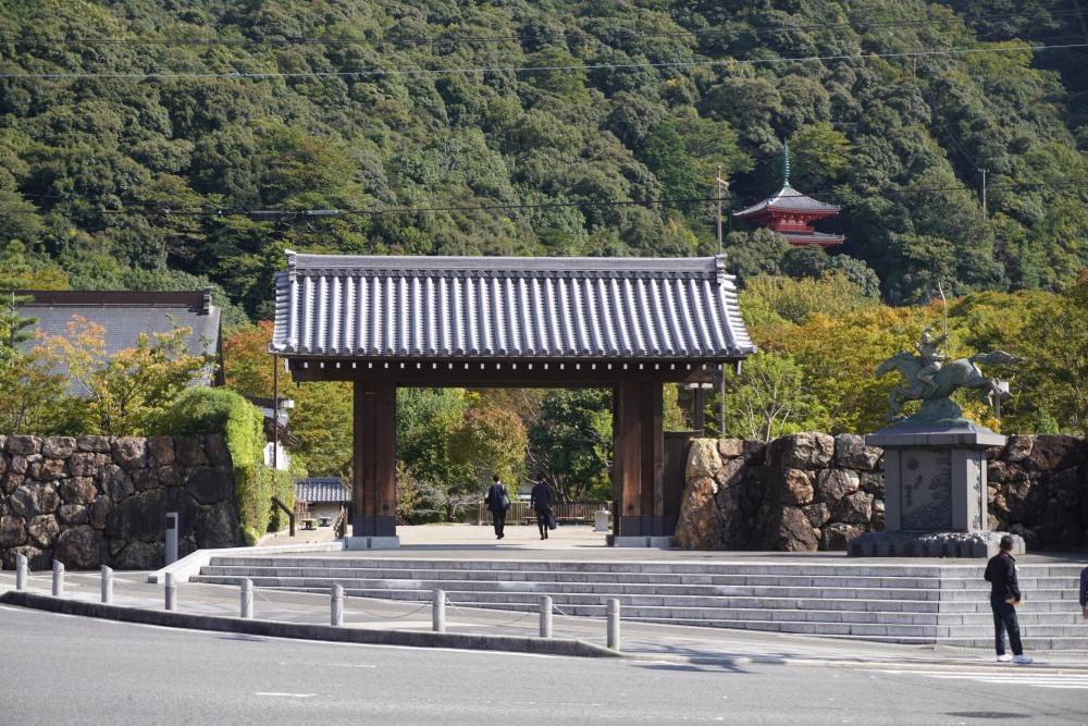 岐阜公園の入口の脇には、若き日の織田信長の銅像がある