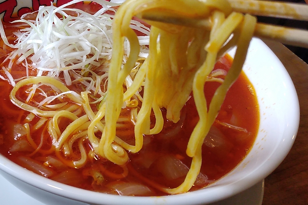 中太の麺が、ちょうど良くスープと絡む