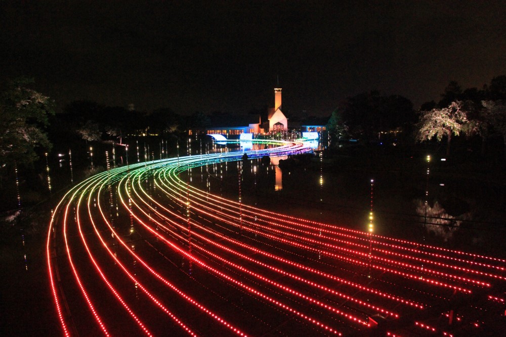 点灯時には、音楽と光のショーが見られる池のイルミネーション