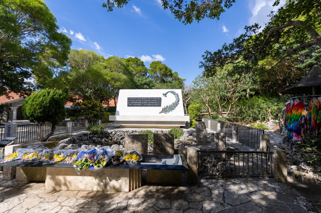 慰霊碑は、沖縄戦でひめゆり学徒隊の多くの犠牲者が出た「伊原第三外科壕」の跡に立つ