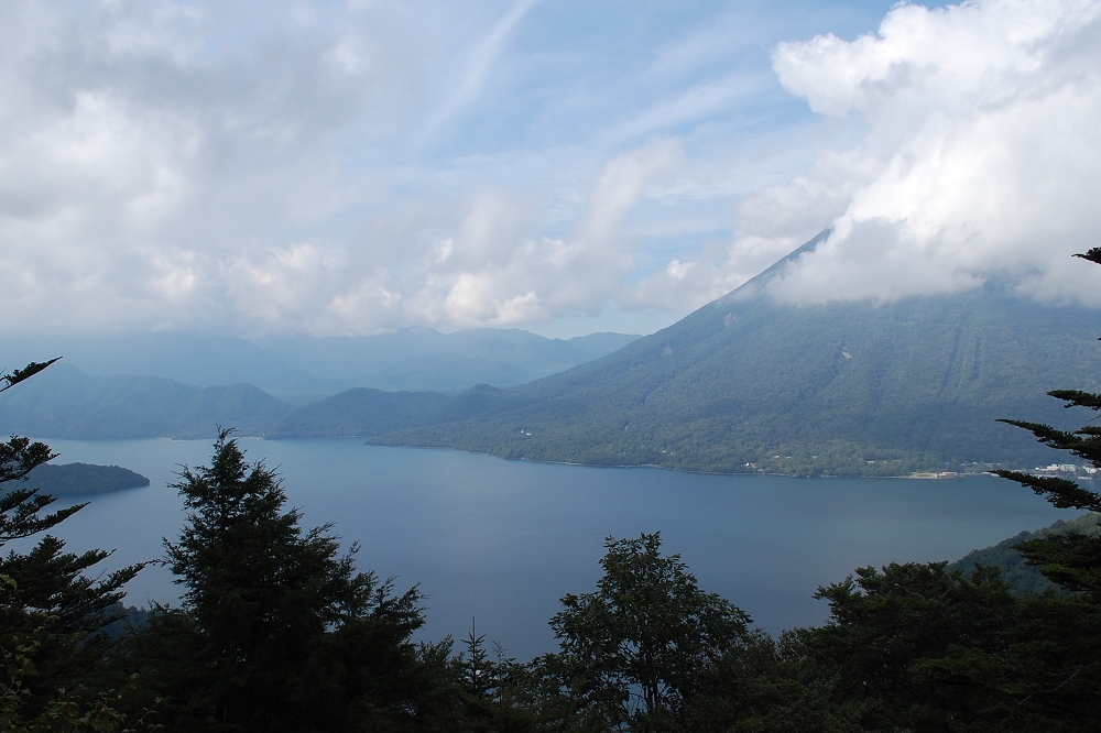 展望台から望んだ中禅寺湖の碧さは、息を呑むほどきれいなものだった