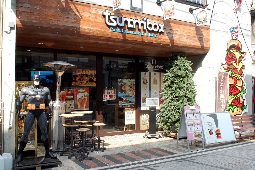 「TSUNAMI」は週末や祝祭日には行列ができる、ドブ板通りで人気のレストランだ