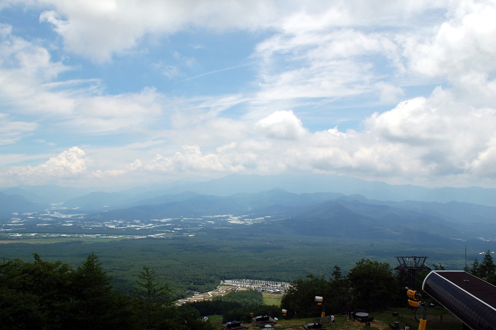 野辺山高原を一望する、第二展望台からの眺望。天気が良ければ富士山が望める