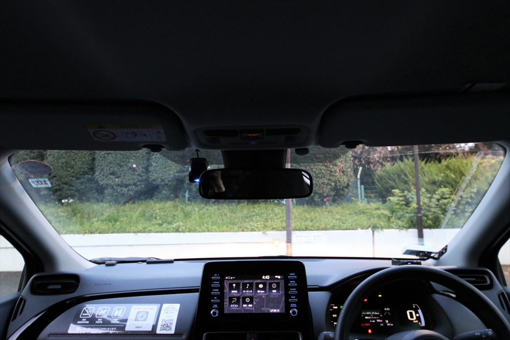 インストルメントパネルの上面をフラットにすることで、視界のよさだけでなく車両感覚のつかみやすさが向上している