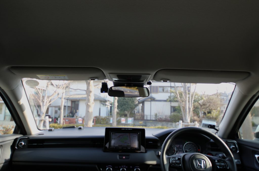 周囲の道路状況を把握しやすい視界のよさ。水平なインストルメントパネルは車両感覚のつかみやすさにつながっている