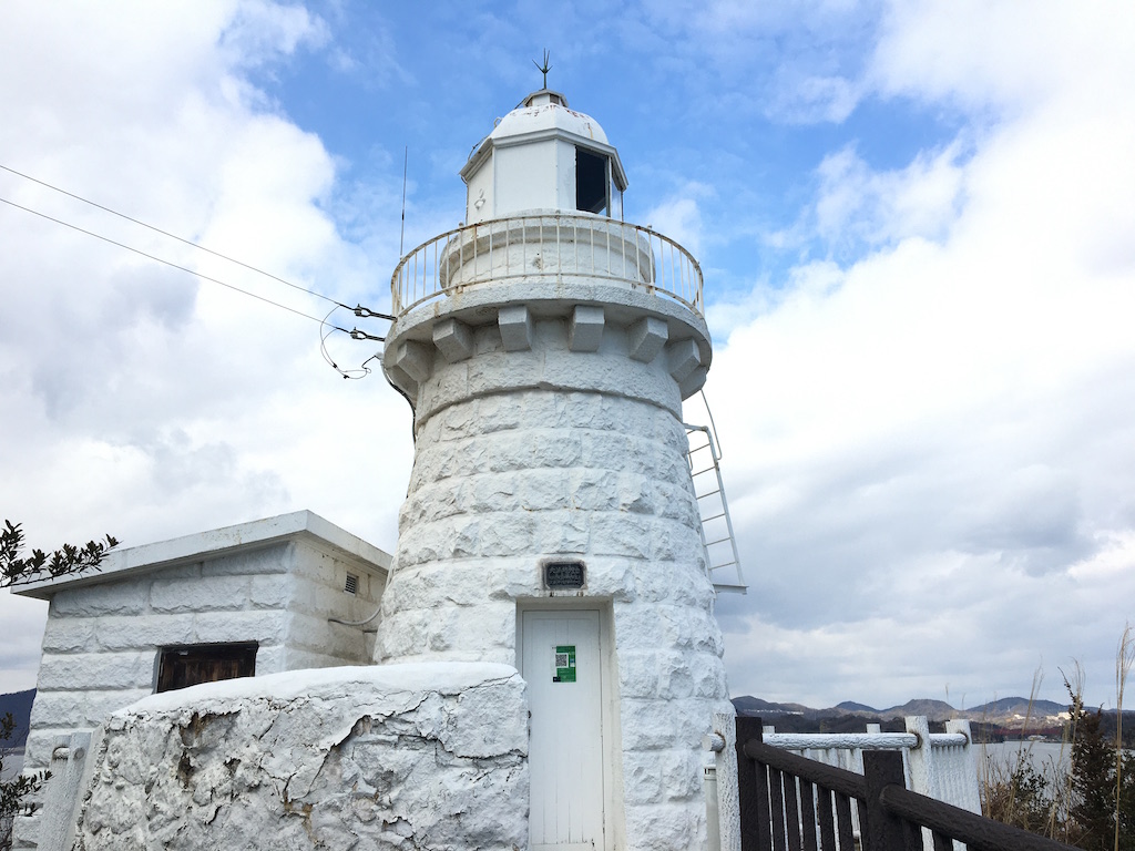 「大浜埼灯台」は、2005年に土木学会選出の「選奨土木遺産」、2011年に「広島県指定重要文化財」に指定された　