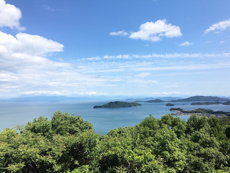 瀬戸内海西部に位置する「安芸灘」と、浮かぶ島々が望める