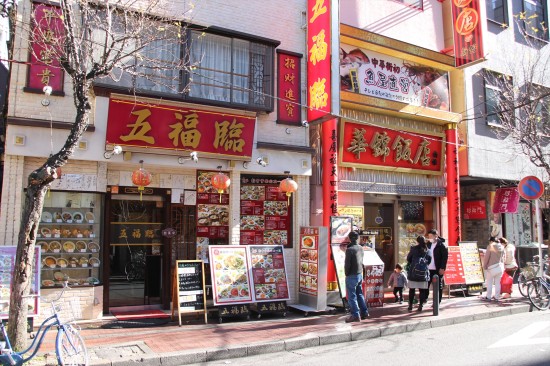 中華料理店の他、雑貨店や衣料品店、カフェ、占いなど、さまざまなお店がある