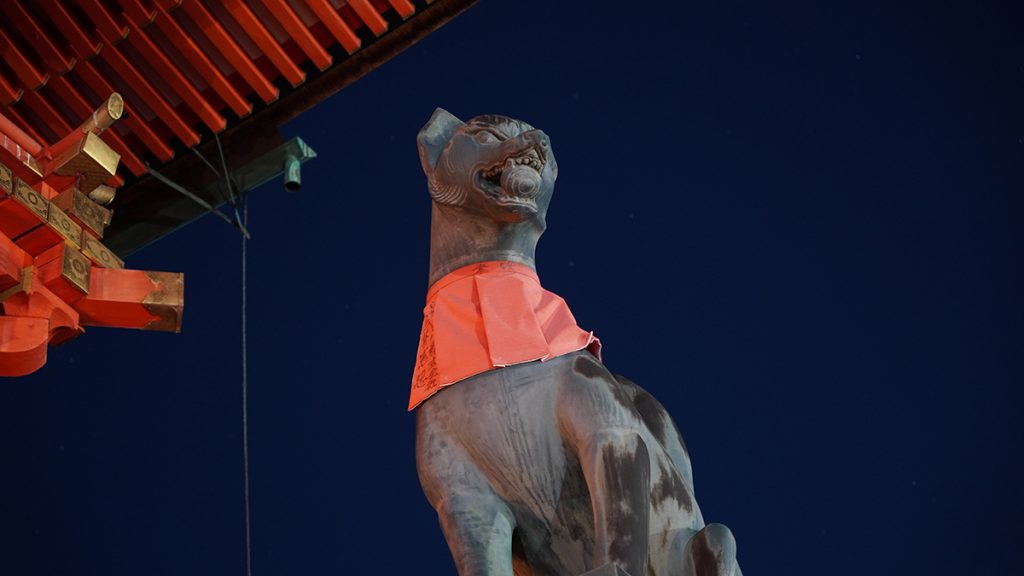 伏見稲荷大社の祭神「稲荷大神様」のお使い、キツネ。境内のいたるところで見られる