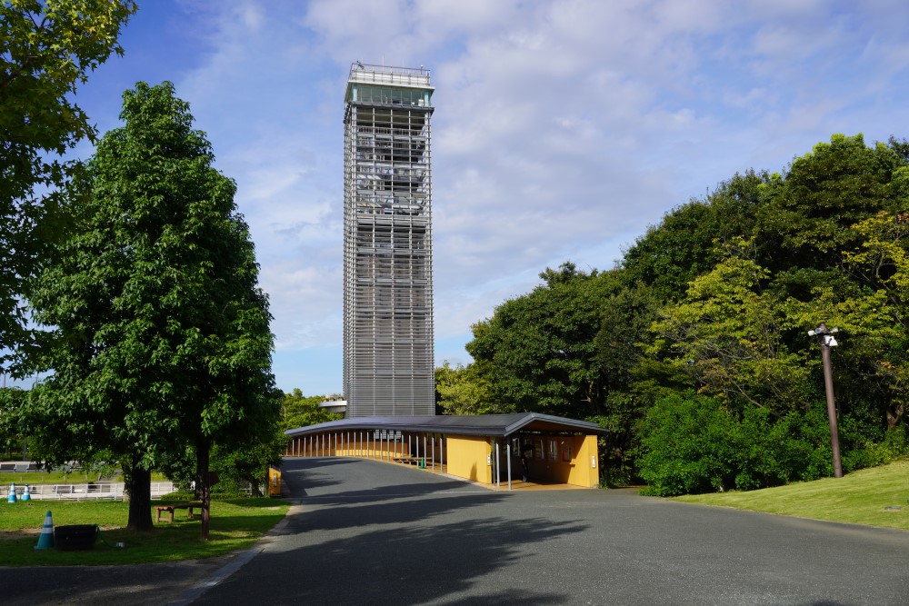 公園の中央に位置する展望塔は、浜名湖随一の景勝地