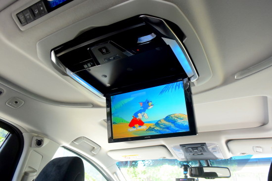 12.8型WXGAモニターは運転席よりもさらに大画面。後部座席に座っている人みんなで映像を楽しめます