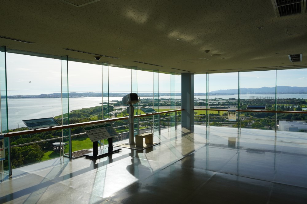 ガラス張りの展望室は、360度浜名湖が見渡せる大パノラマ