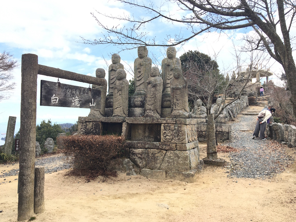 山頂に到着。羅漢像の石仏は、大小合わせて約700体あるといわれる