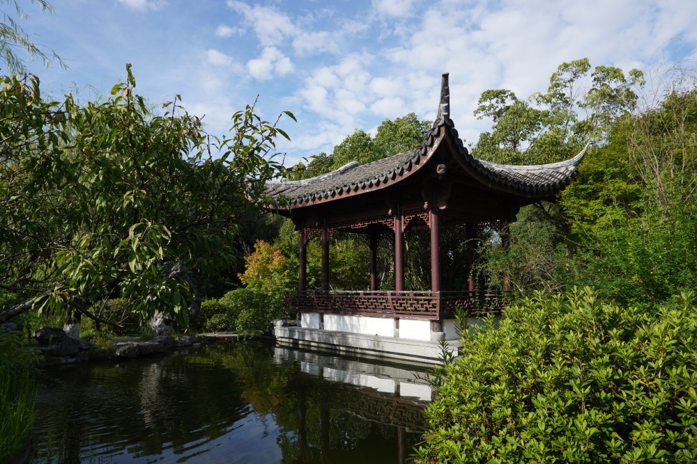 中国庭園「越秀園（えっしゅうえん）」では、自然の山水を中心に表現