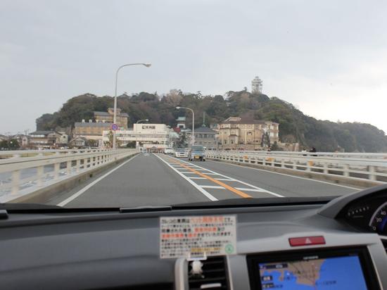 休憩をとりながらのんびり2時間半のドライブで江ノ島が見えてきました