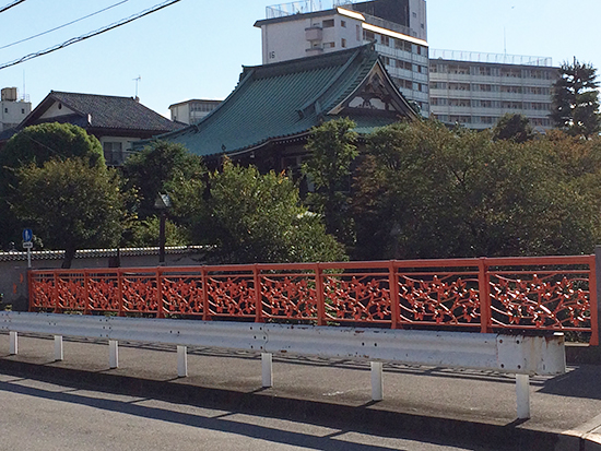 「紅葉橋」と、その先に見える「金剛寺」