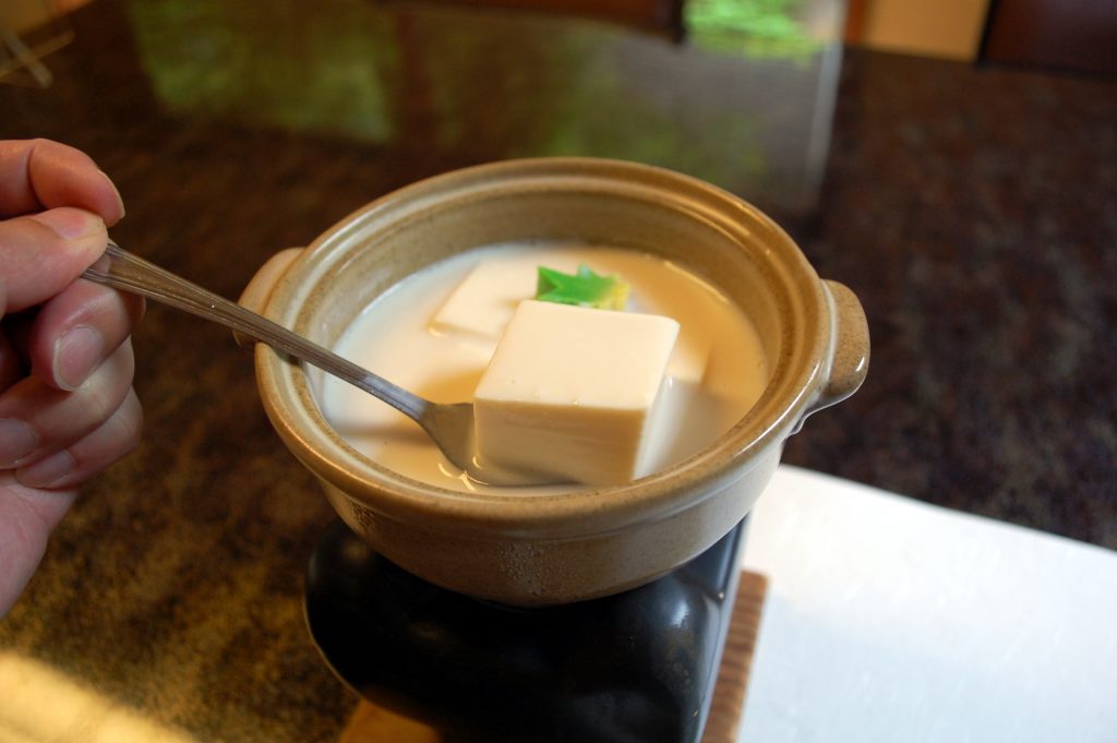 豆乳仕立ての湯豆腐は、お豆腐を食べたあとに豆乳が湯葉を作り、豆乳も最後までおいしく飲めるという、一切の無駄がない逸品