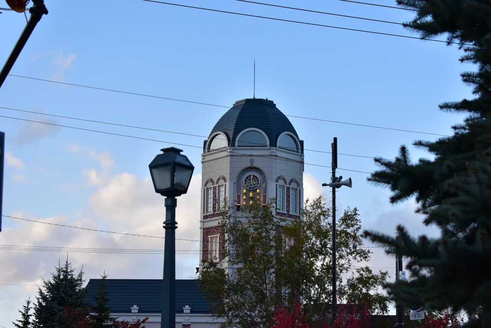 「小樽オルゴール堂　本館」から見た塔のような「小樽洋菓子舗ルタオ本店」