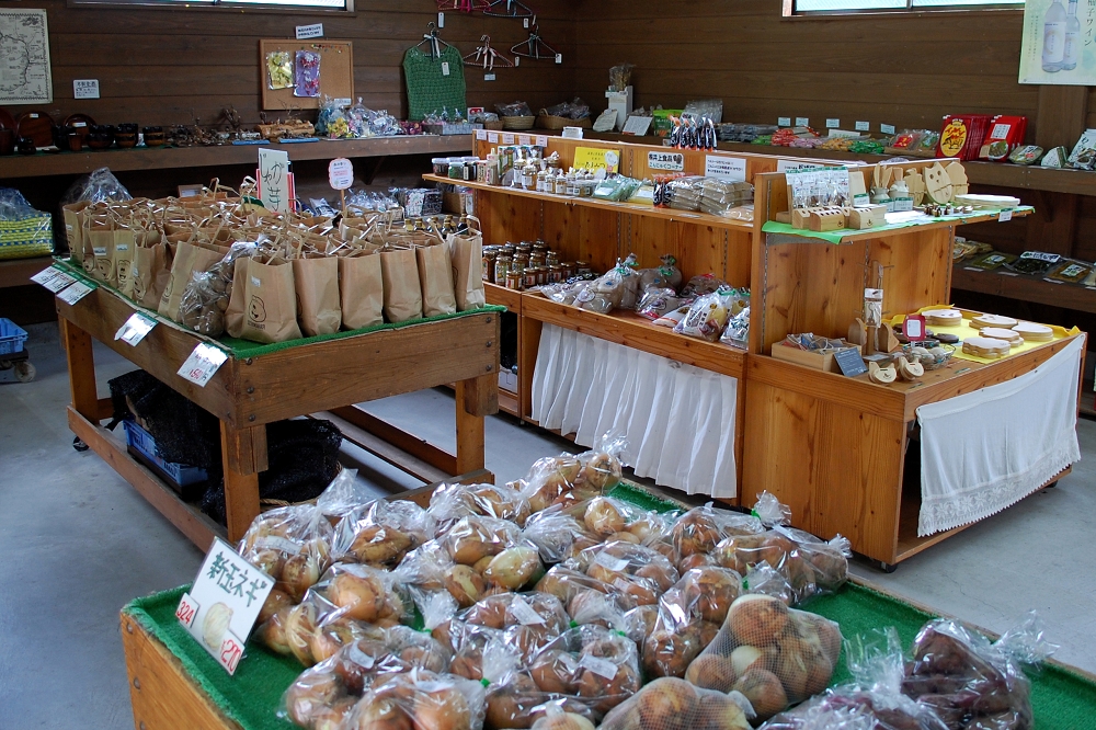 店内にはジャガイモの他、多くの特産品が取りそろえられている。テラス席でコーヒーをいただくこともできる